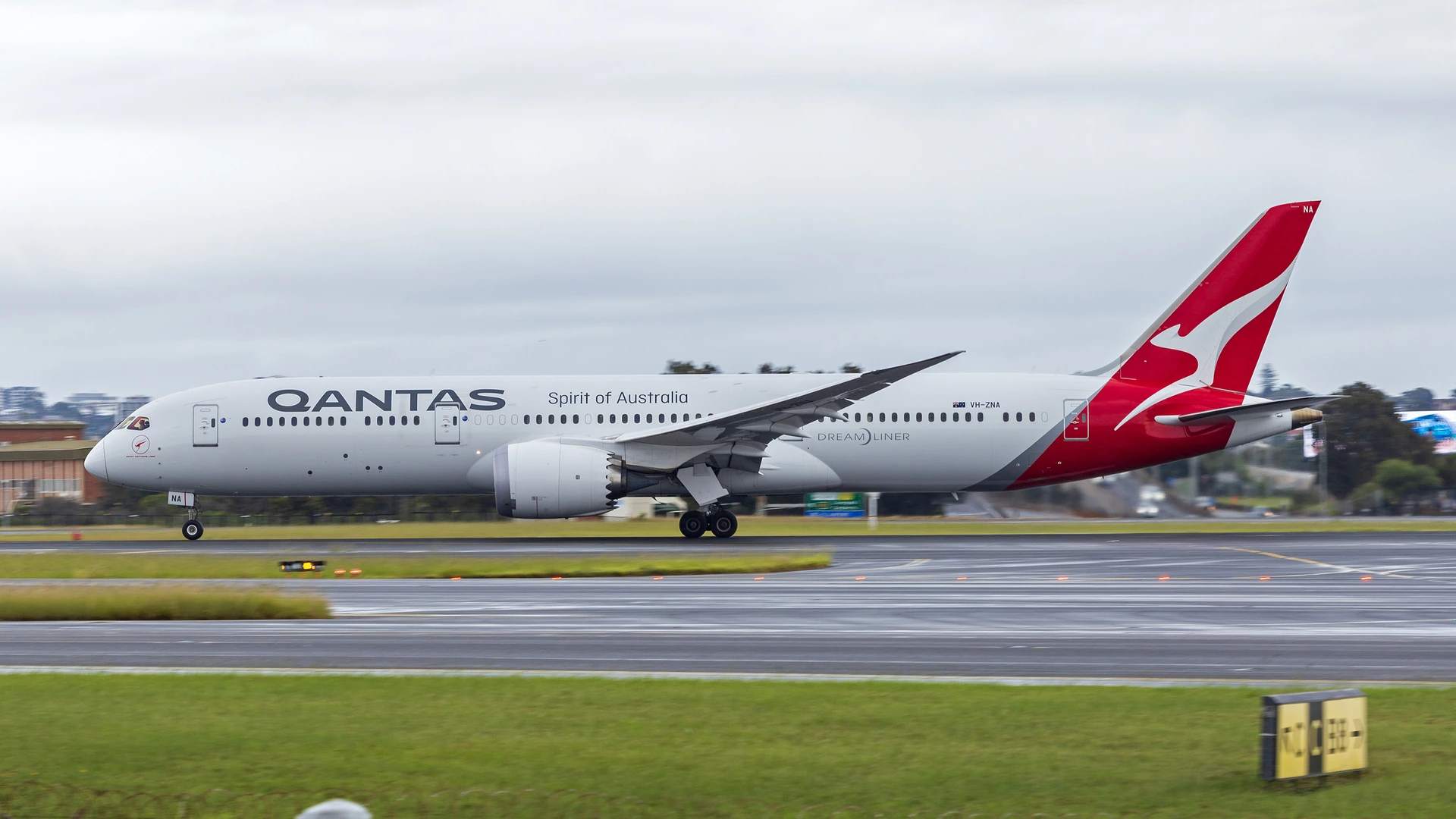 Qantas Grounded a 787 After a Bed-Bug Outbreak: What Rome-Stranded Passengers Get Under EU261